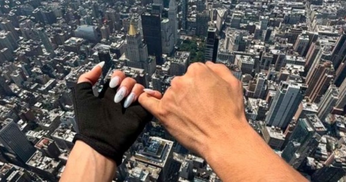 Ángela Nikolau e Ivan Beerkus, reconocidos por practicar rooftopping, realizaron una propuesta de casamiento en la cima del Empire State Building antes de ser arrestados.