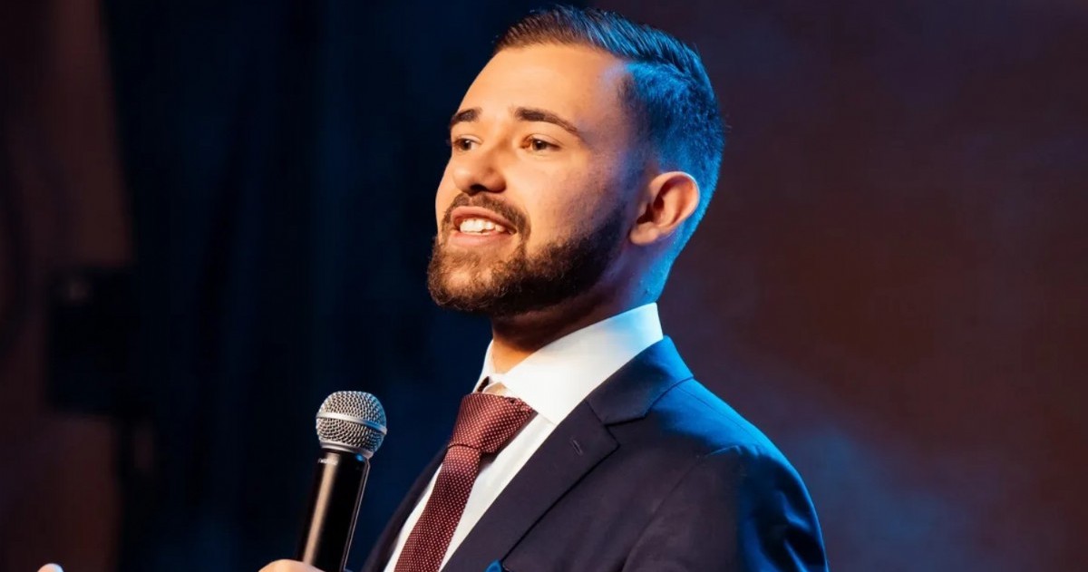 Tino Mossu, conocido por mostrar lujos y descalificar compras comunes, fue filmado haciendo compras en un supermercado, generando burlas y memes en redes sociales.