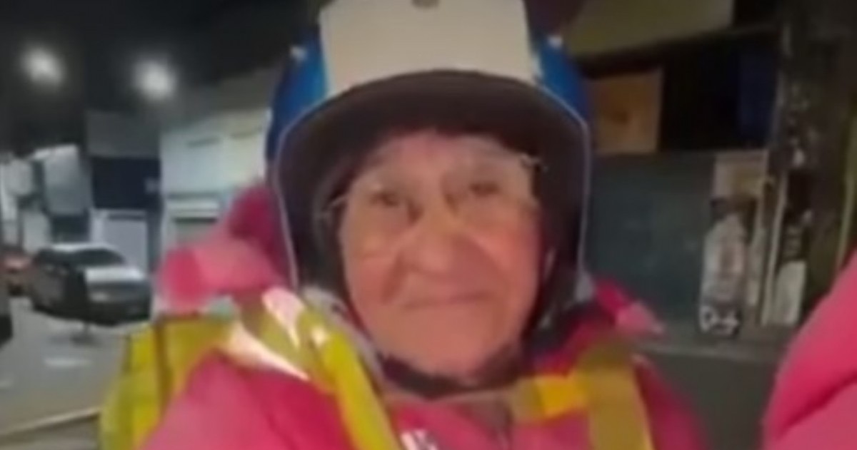Una mujer de 73 años y su hijo de 34 realizan juntos repartos mediante aplicaciones de delivery para afrontar los gastos cotidianos.