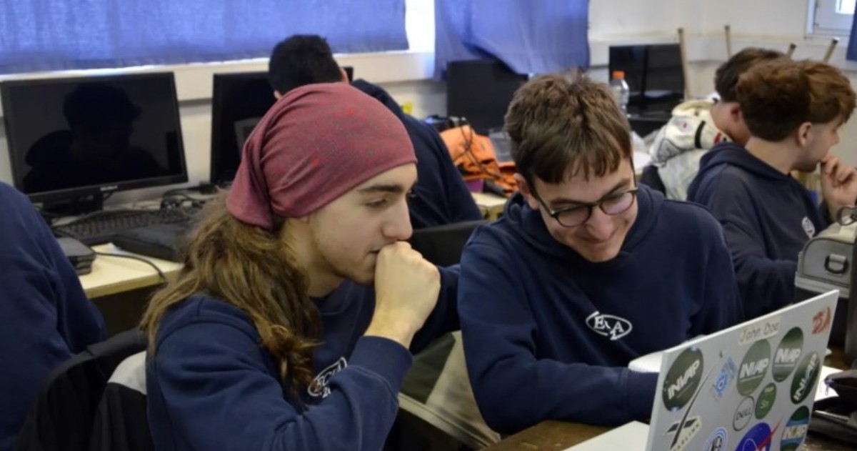 Pedro Marino Ungar cursa el último año en la escuela técnica Los Andes de Bariloche y se prepara para disputar la instancia final del Desafío Aeroespacial.