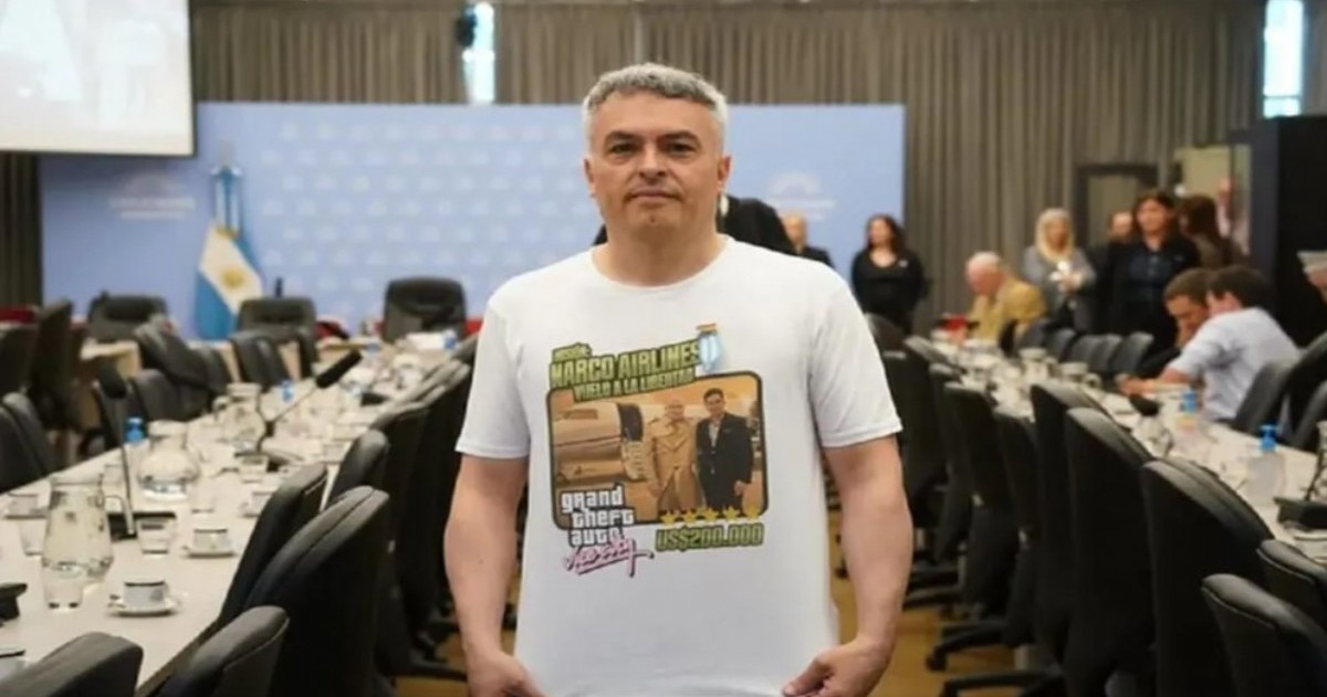 Esteban Paulón recibió al presidente de la comisión de Presupuesto con una remera alusiva al escándalo por sus vínculos con Fred Machado.