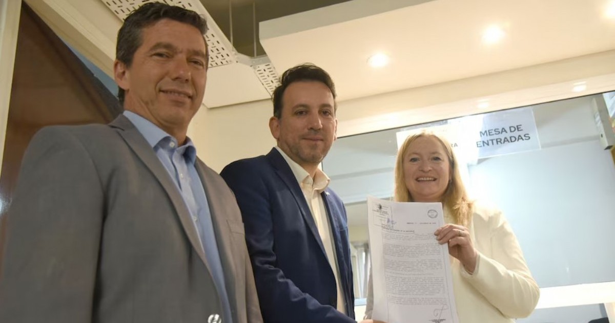 Tras el grave incidente de una adolescente armada en una escuela, el gobierno provincial presentó un proyecto que busca responsabilizar a los adultos responsables de los menores.