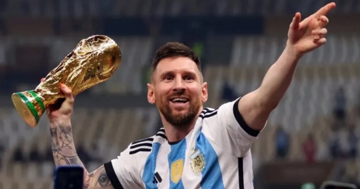 El portal especializado Opaleak adelantó que la indumentaria alternativa de la Selección dejaría atrás el violeta de Qatar 2022. Aunque mantiene símbolos considerados “cábala”, el cambio de color ya despertó críticas entre los hinchas.