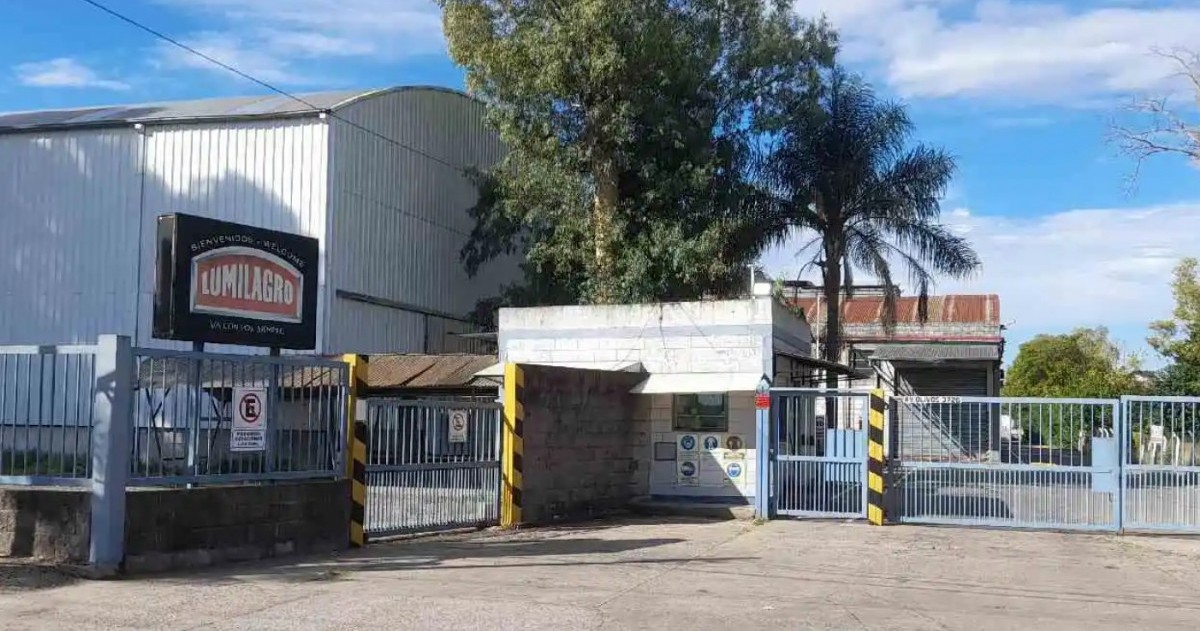 La histórica marca de termos defendió el paso a la importación desde China con mensajes provocadores, pero retrocedió tras las críticas y dio otra explicación.