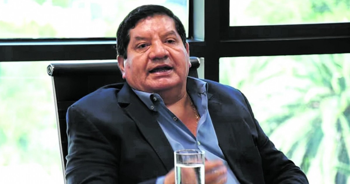 El exintendente tucumano, inhabilitado de por vida para ejercer cargos públicos, volvió a la escena como expositor en actividades vinculadas a Famaillá y reavivó el debate sobre los límites de la reinserción pública.