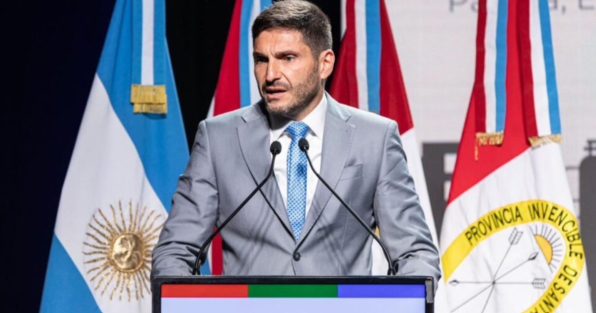 El gobernador de Santa Fe marcó diferencias con Nación en materia económica y confirmó un fuerte aumento de la demanda social en la provincia.