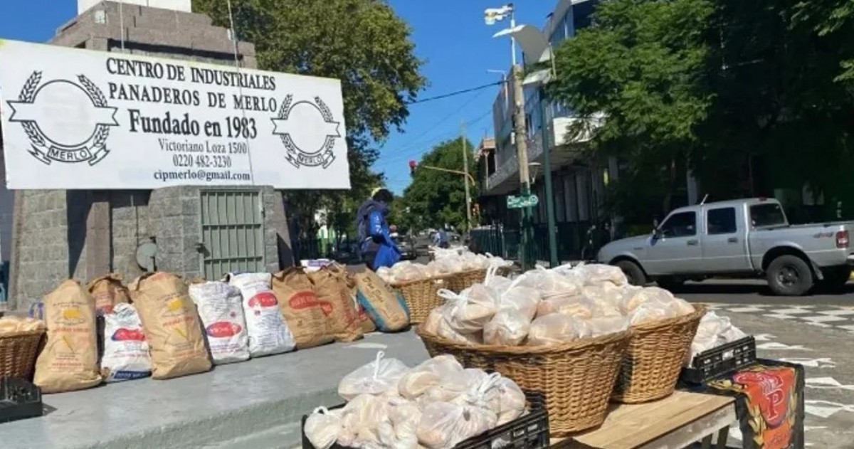 En el Día Internacional del Pan, trabajadores del sector protestaron regalando 4 mil kilos de pan en Merlo y otras localidades.