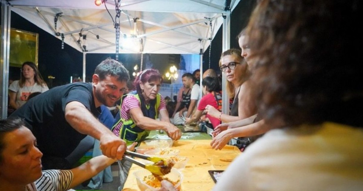 El evento se realizará el 24 de diciembre frente al Congreso y es organizado por el Movimiento de Trabajadores Excluidos. Vuelve el debate sobre el uso político de la asistencia social.