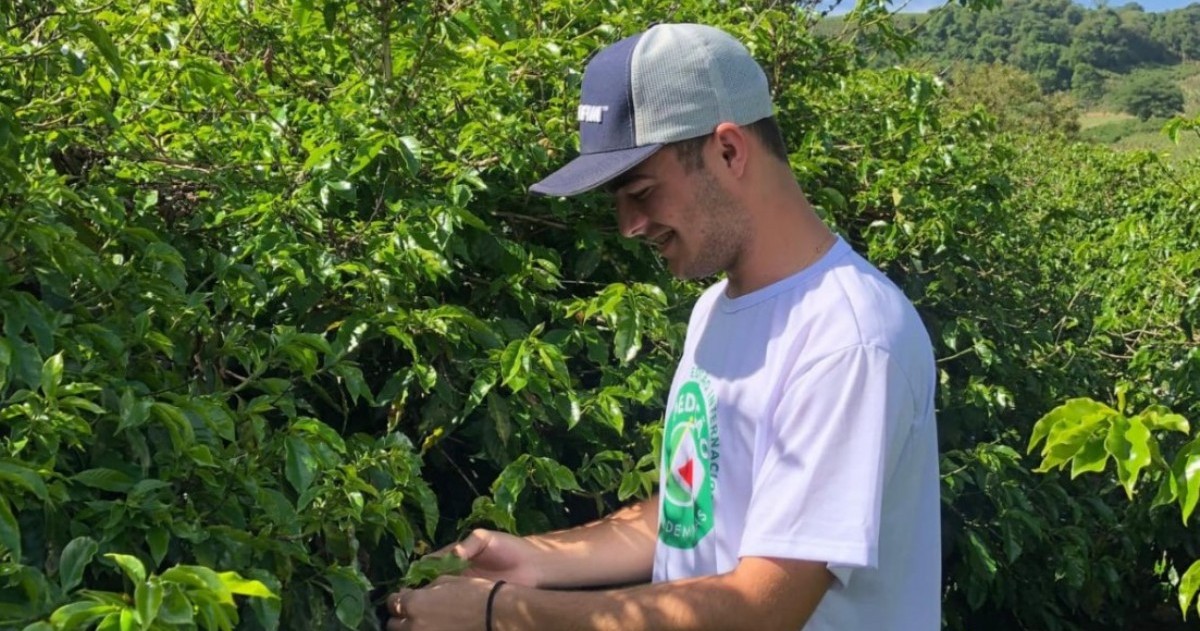 Facundo Rodríguez, estudiante de Ingeniería Agronómica de Tafí Viejo, busca impulsar un proyecto cafetalero que combine producción, turismo y desarrollo local.