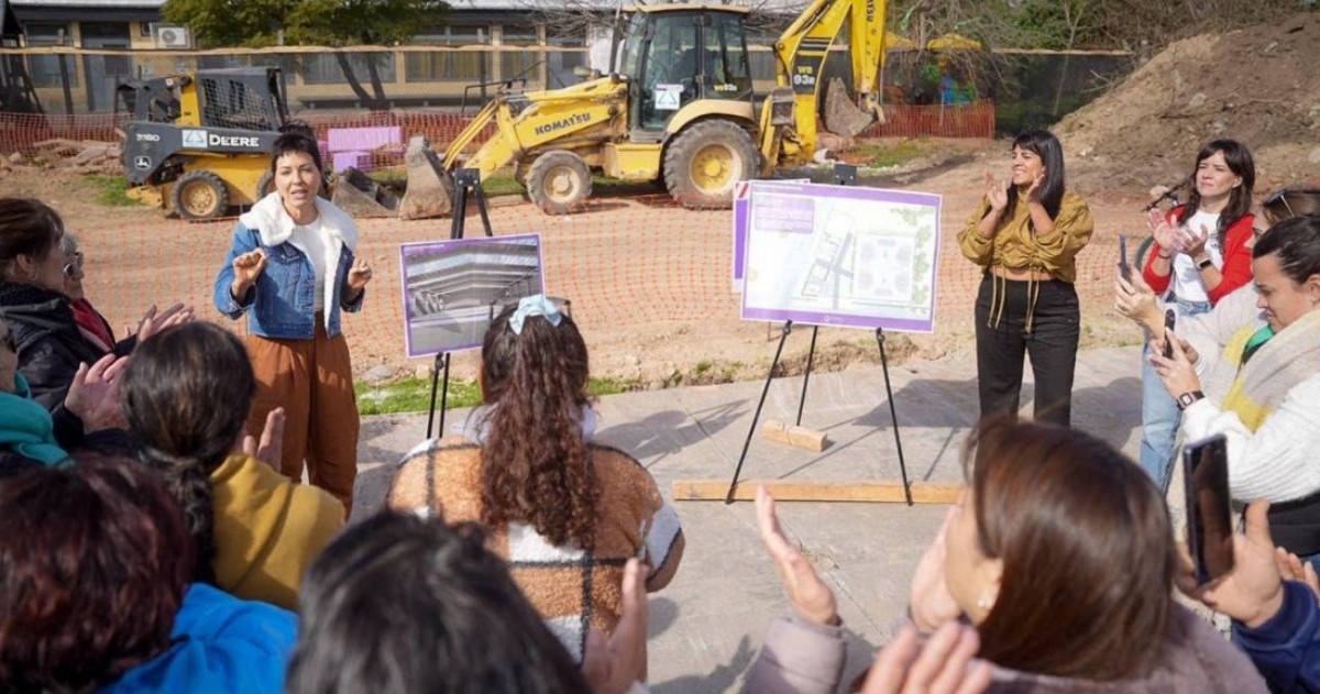 Mayra Mendoza, diputada provincial e intendenta de Quilmes en uso de licencia, y Eva Mieri, intendenta interina, supervisaron el comienzo de las obras del nuevo Polideportivo Ezpeleta Oeste.