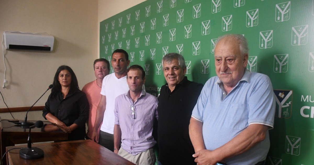 El incremento se aplicará en dos tramos y fue confirmado en conferencia junto al secretario de Hacienda y el gremio que representa a los empleados municipales.