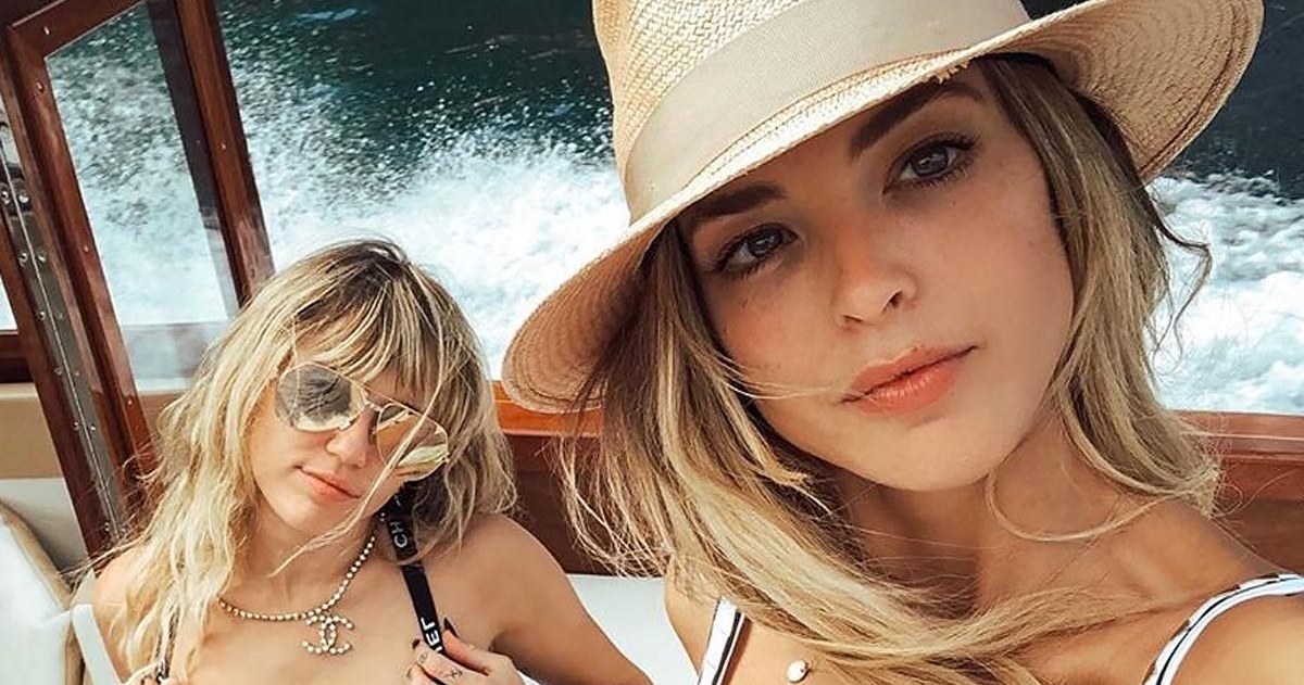 Miley disfrutando de viaje con la influencer Kaitlynn Carter.