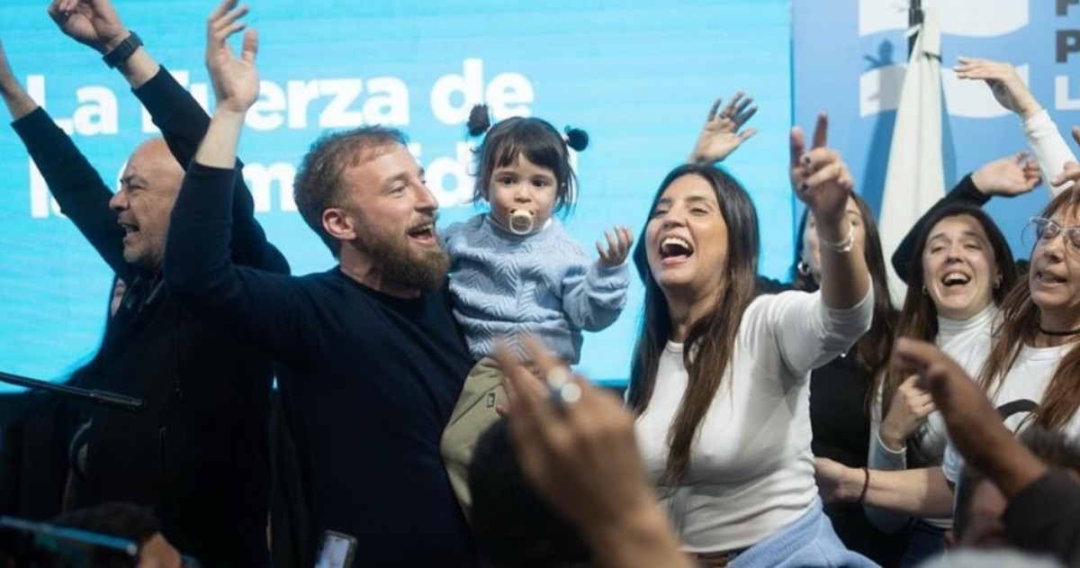 El intendente agradeció a la militancia, dedicó la victoria a Cristina Kirchner y destacó a Axel Kicillof y Daniela Vilar como referentes del futuro.