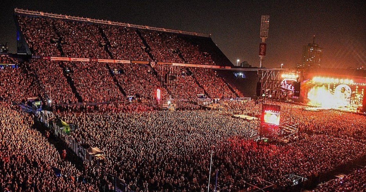 La política atravesó la noche en el estadio de Vélez, donde miles de personas corearon contra Milei antes del recital de la artista.
