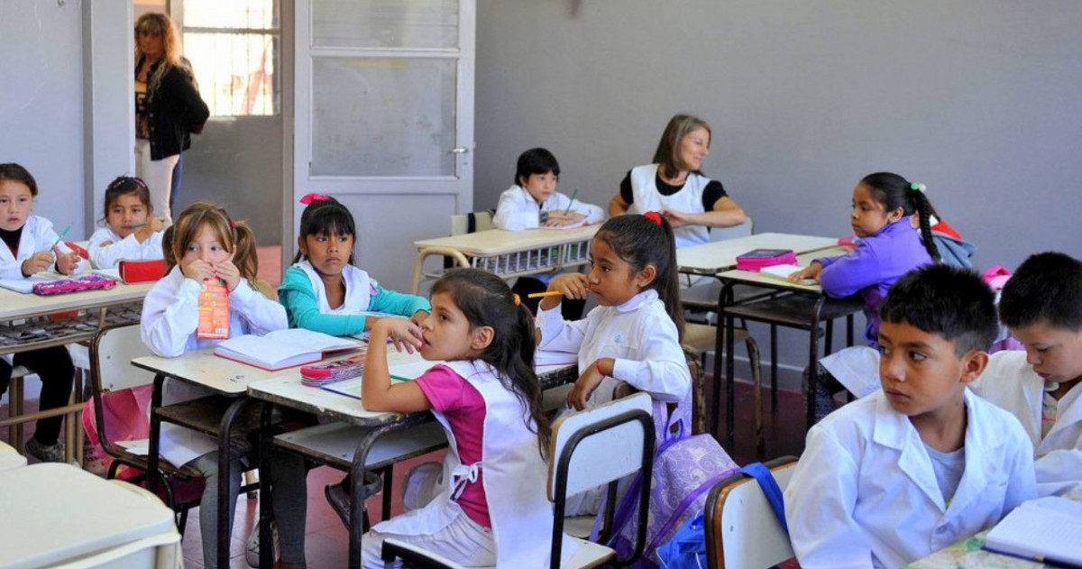 El gobernador de San Luis firmó un decreto que condiciona la ayuda económica al respeto y la convivencia dentro de las escuelas. Se sancionará el bullying, el acoso y cualquier forma de violencia estudiantil, incluso en redes sociales.