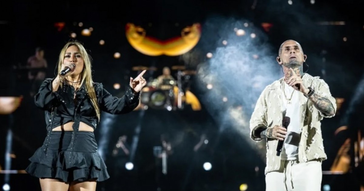 La banda marcó un hito con su primer estadio agotado en el show “Odisea”. La presencia sorpresiva de Karina desató una ovación monumental al interpretar el clásico de Gilda junto al líder del grupo.