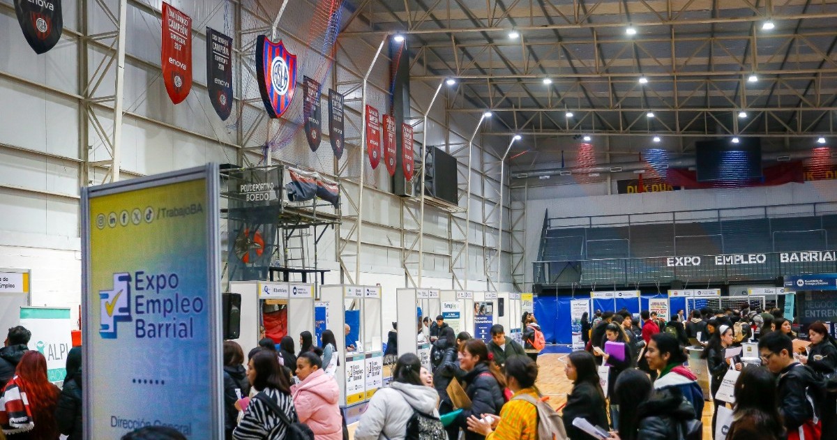 En el Polideportivo Roberto Pando, vecinos y vecinas de la Comuna 5 accedieron a entrevistas laborales, talleres y contactos directos con empresas.