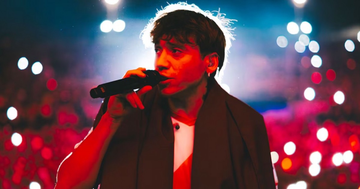 El artista argentino se presentó en Arequipa ante una multitud y ya se prepara para visitar Chile, Colombia y Ecuador, con vistas a un 2026 que lo tendrá como headliner del Lollapalooza.