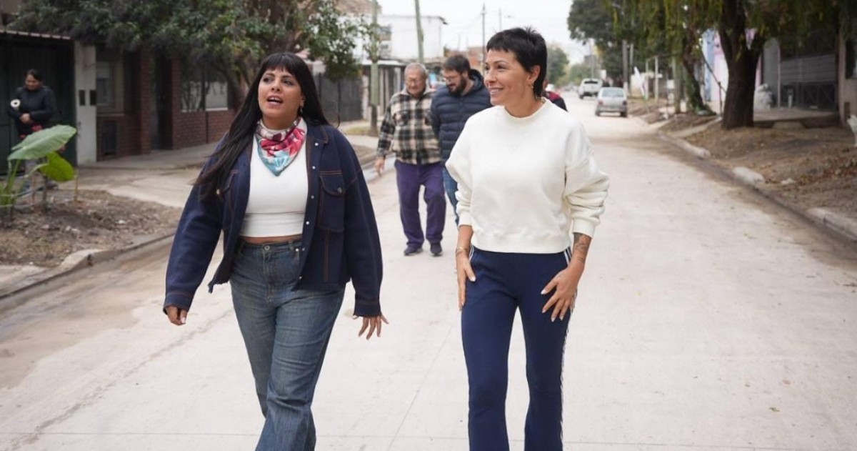 La diputada provincial Mayra Mendoza y la intendenta interina de Quilmes, Eva Mieri, supervisaron nuevas obras de pavimento en San Francisco Solano.