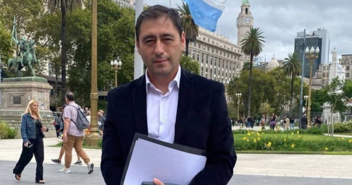 El intendente de Allen, Marcelo Román, quedó envuelto en una fuerte crisis política tras la presentación de miles de firmas para pedir su salida del cargo.
