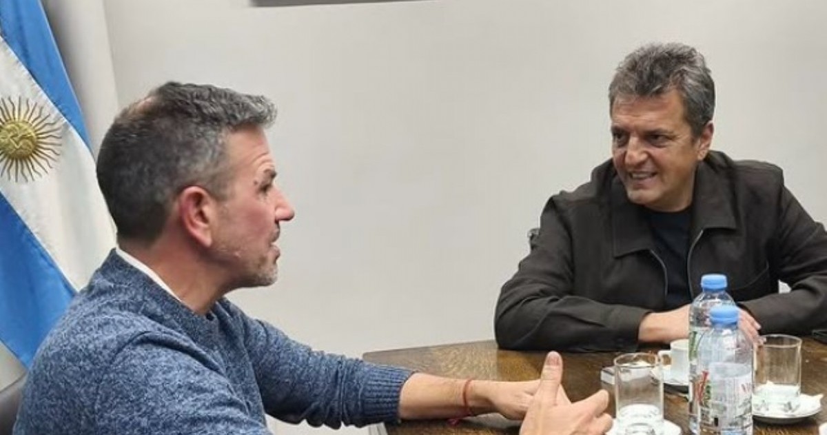 El intendente de Roque Pérez, Maximiliano Oscar Sciaini, confirmó que mantuvo una reunión de trabajo con Sergio Massa para analizar inversiones y proyectos productivos para el distrito.