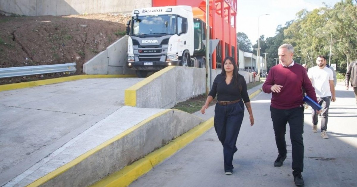 El nuevo sistema permite transferir residuos por gravedad, optimiza tiempos operativos y apunta a bajar costos en el traslado hacia el CEAMSE.
