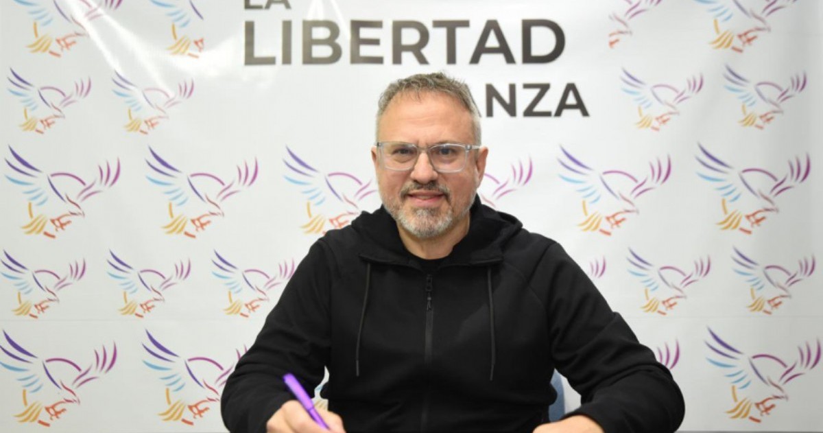 En un puente clave de Tres de Febrero, apareció una bandera con la inscripción "Karina Milei coimera, Diego Valenzuela cómplice", en lo que parece un reclamo anónimo.