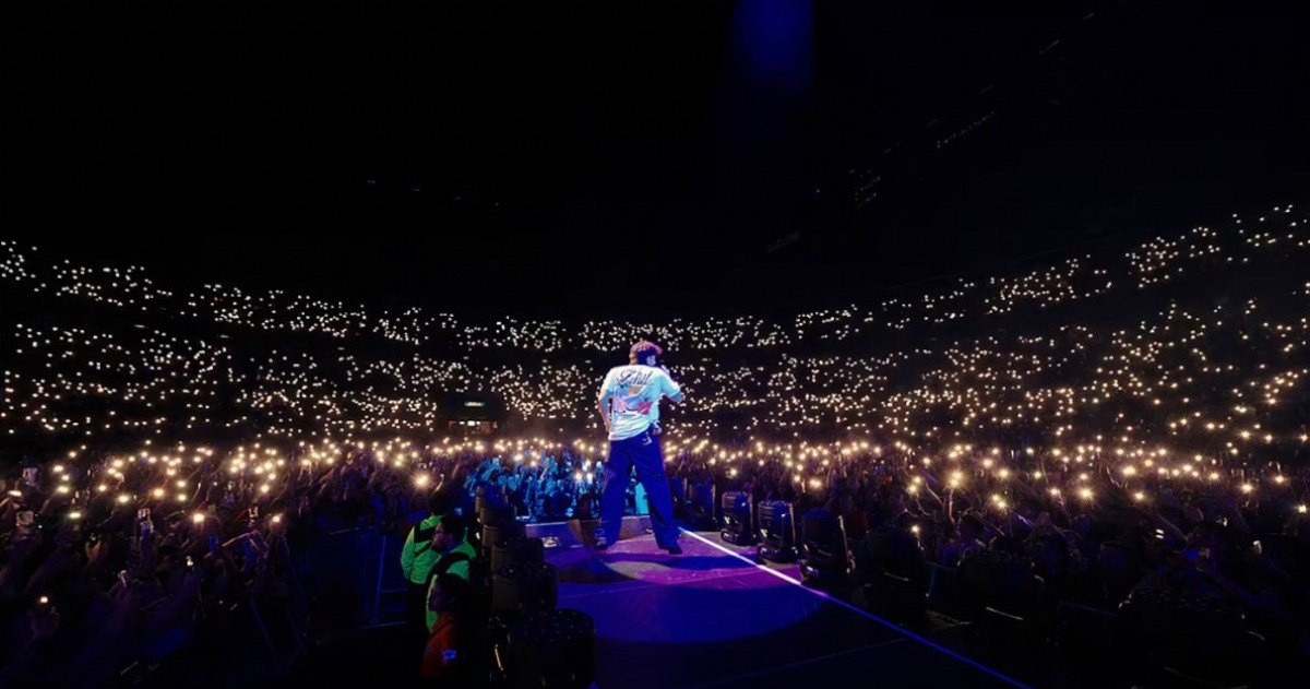 El cantante cordobés sumará presentaciones en América y festivales internacionales tras consolidar su regreso a los escenarios con shows agotados y récords digitales.