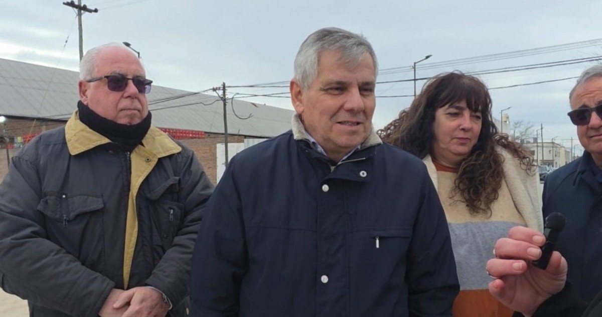 Guillermo Britos encabezó la inauguración de dos cuadras de pavimento de hormigón y aseguró que el Municipio de Chivilcoy continuará realizando obras pese al contexto económico.