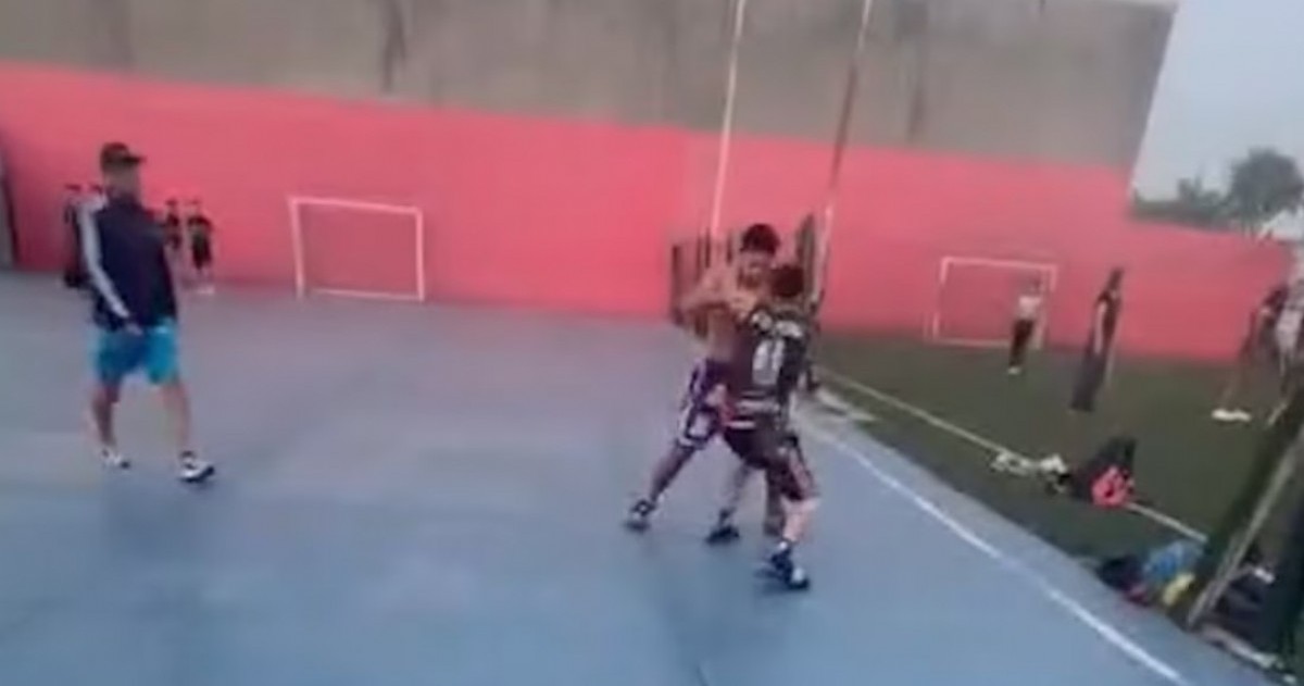 El ataque ocurrió en “La cancha del Pola”, cuando un joven de unos 27 años intervino en una riña entre dos adolescentes y golpeó violentamente a uno de ellos.