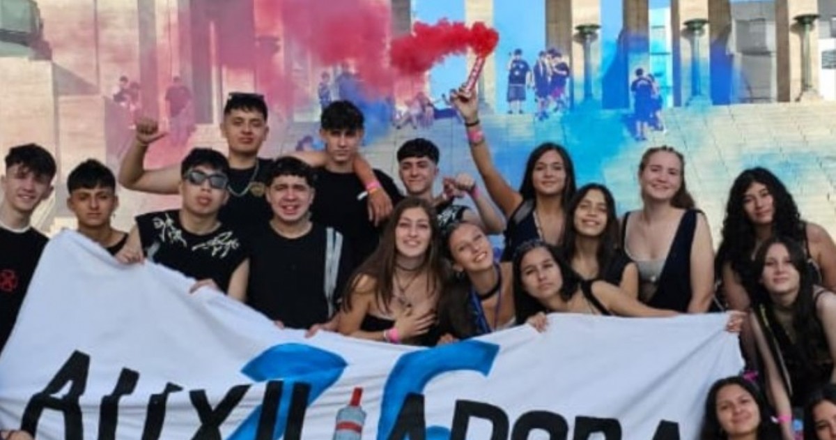 Con el último tramo del ciclo lectivo en marcha y una semana más corta por el feriado largo, adolescentes de distintas escuelas iniciaron este jueves el clásico ritual del Azo en el Patio Cívico del Monumento Nacional a la Bandera.