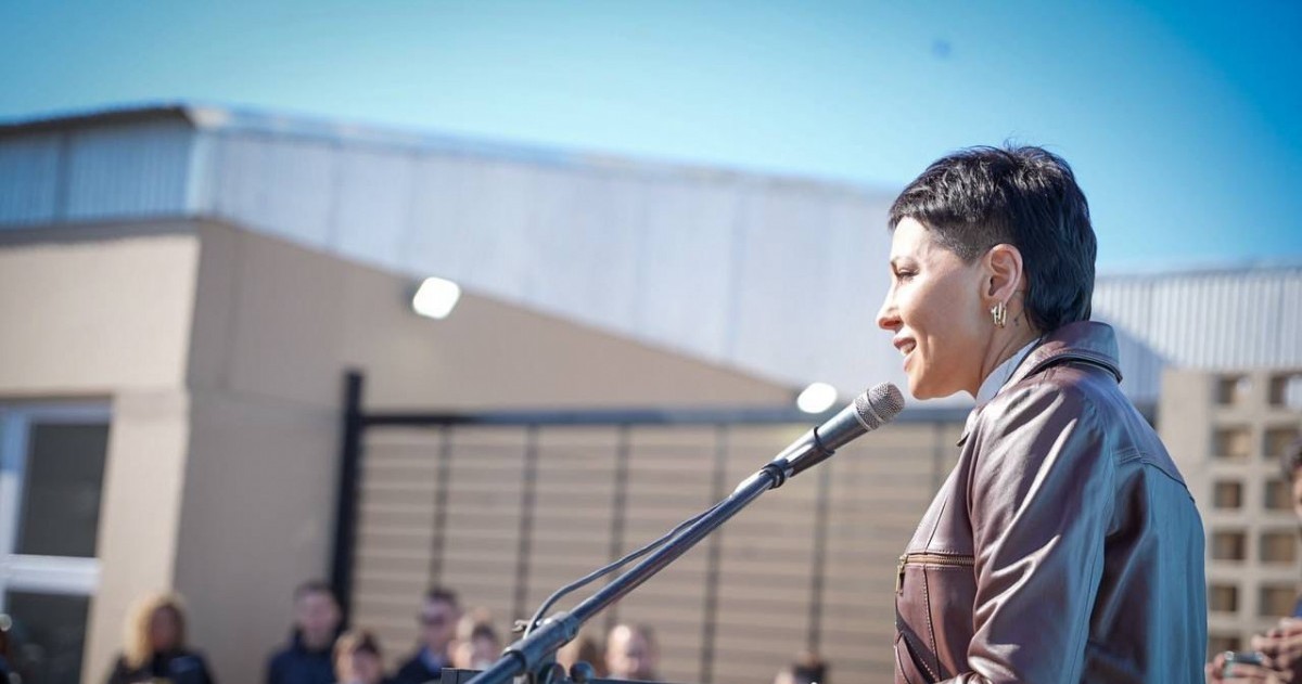 El nuevo edificio de 1,7 hectáreas permitirá trasladar presos desde las comisarías locales y liberar a la Policía para reforzar la prevención del delito en los barrios. Kicillof y Mendoza apuntaron contra Javier Milei por el recorte de fondos.