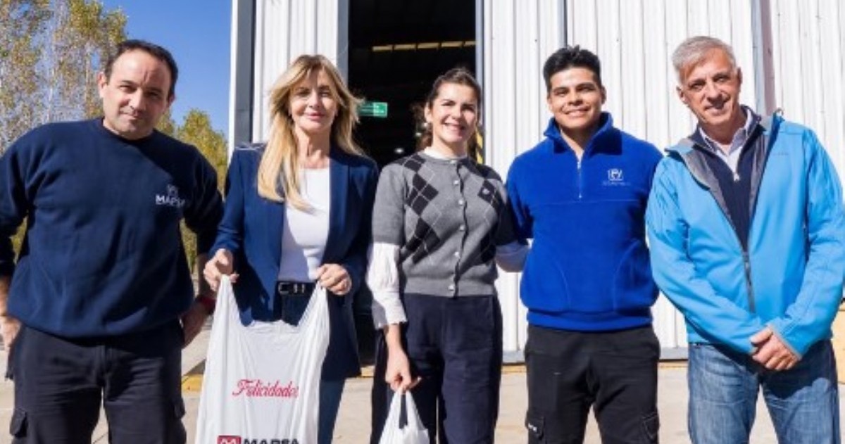 La intendenta de Moreno, Mariel Fernández, recorrió junto a la jefa comunal de Cañuelas, Marisa Fassi, una empresa dedicada a la fabricación de envases plásticos con distribución nacional.