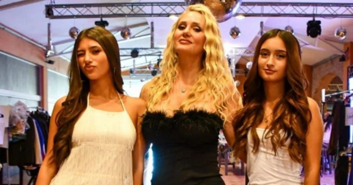 Carola y Rihanna Maurin, hijas de Nerina Sist y Sander Maurin, dieron sus primeros pasos en el modelaje durante un evento de moda y se mostraron junto a su madre en la pasarela.
