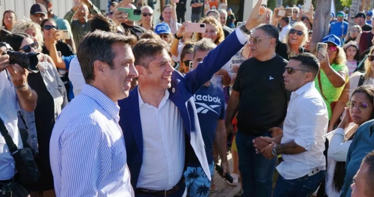 El gobernador bonaerense confirmó una inversión millonaria en el distrito y, en el mismo acto, responsabilizó al gobierno nacional por la situación económica, el empleo y la merma turística en la Provincia.