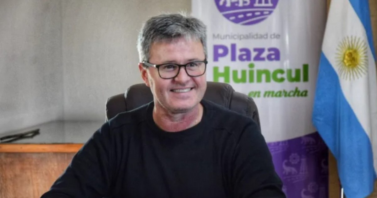 Claudio Larraza fue increpado por un grupo de trabajadores que exigían la continuidad de tareas vinculadas a obras públicas.