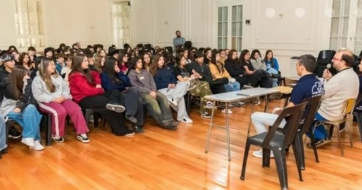 Federico Jorge Cermelo participó de una charla con estudiantes marplatenses enfocada en problemáticas digitales que atraviesan a los jóvenes.