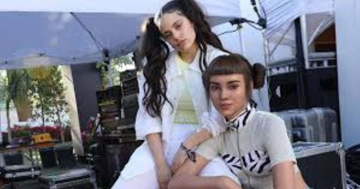 Miquela posando con Rosalía