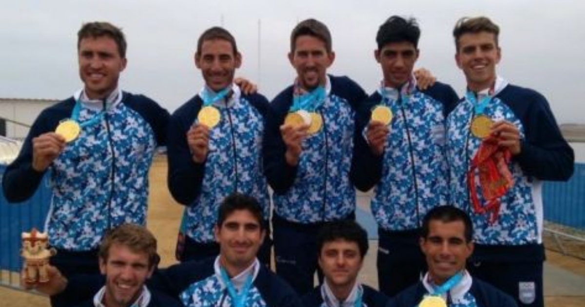 El equipo de "ocho remos con timonel" argentino vencedor de la competencia.