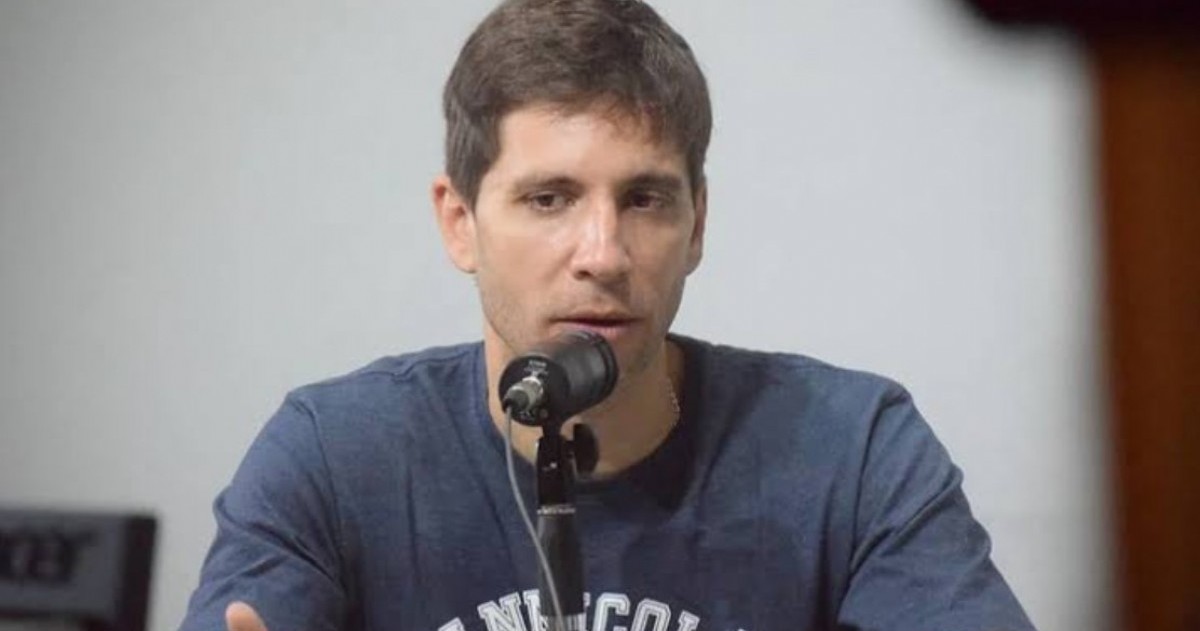 Santiago Passaglia, intendente de San Nicolás de los Arroyos, durante la recorrida por el paso ferroviario cerrado.