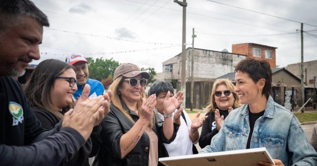 Eva Mieri, intendenta interina de Quilmes, y Mayra Mendoza, diputada provincial, durante los festejos por el 75° aniversario del barrio La Paz.