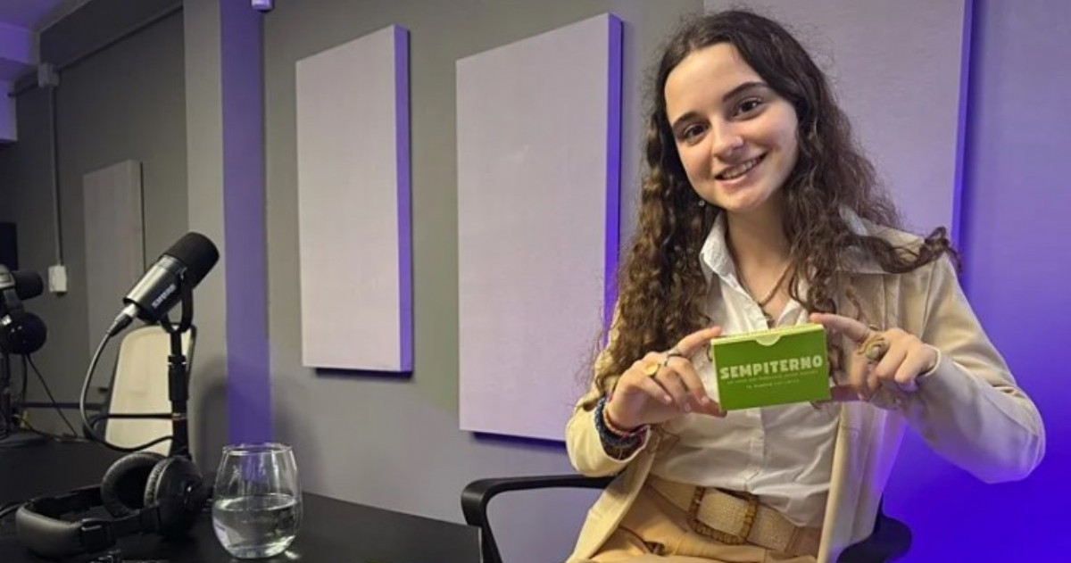 Jimena Zurschmitten, de 17 años, diseñó “Sempiterno”, un mazo con preguntas que busca fomentar el diálogo entre alumnos y docentes sobre experiencias escolares y mundo digital.