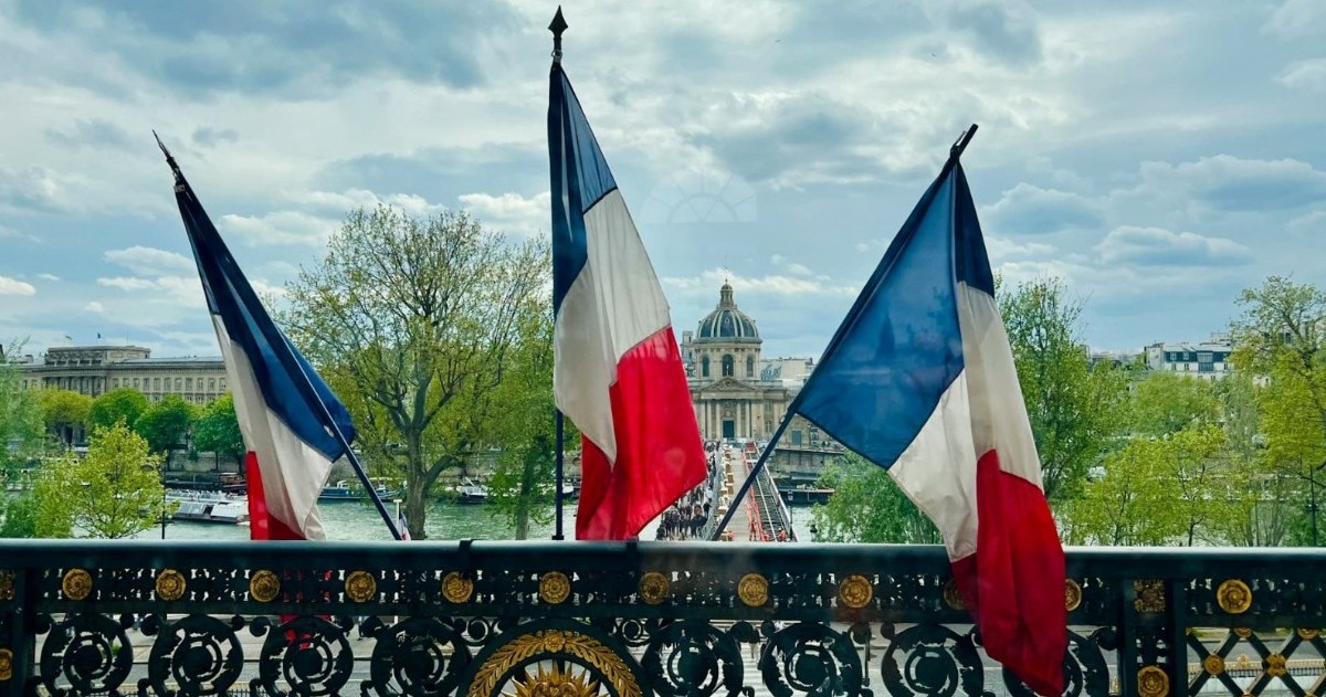 Francia impulsará un trámite legislativo de urgencia para que la restricción rija desde septiembre, al inicio del ciclo escolar.