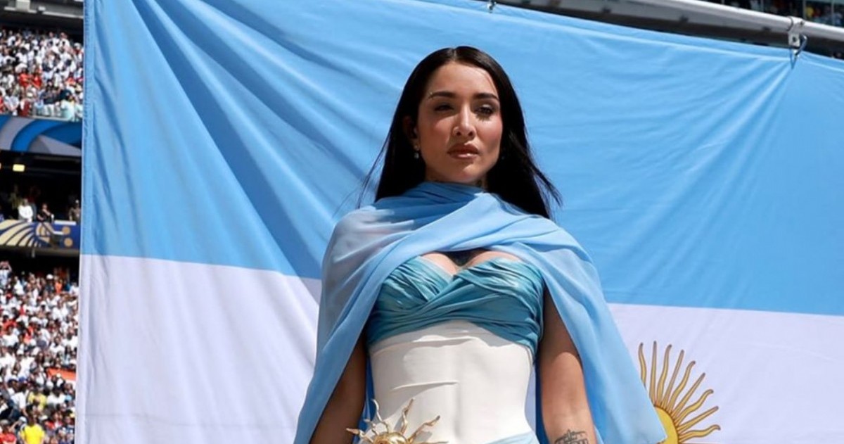 María Becerra interpretó el Himno Nacional Argentino en el MetLife Stadium y explicó que lo hizo por el honor de representar al país.