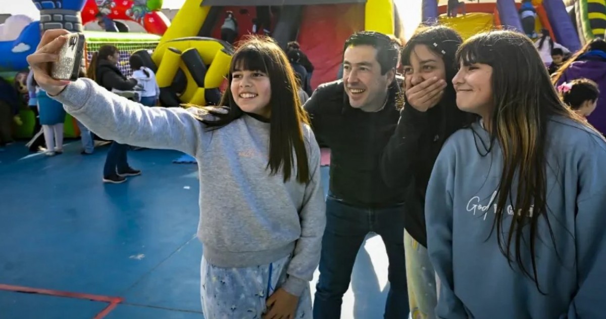 El intendente visitó distintos puntos del municipio donde se desarrollan propuestas infantiles gratuitas para el disfrute de niños y familias durante las vacaciones de invierno.