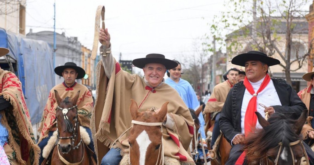 El gobernador tucumano encabezó el cierre de la Fiesta Nacional de la Feria de Simoca con un fuerte mensaje cultural. Participaron casi 10 mil feriantes y se destacó el impacto económico de la celebración.

