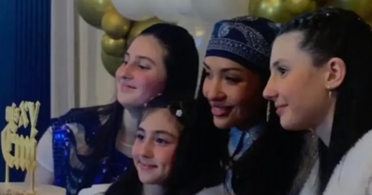 María Becerra sorprendió a Emi durante su fiesta de 15 años en Uruguay, después de que su madre le contara que uno de sus mayores sueños era conocer personalmente a la artista argentina.