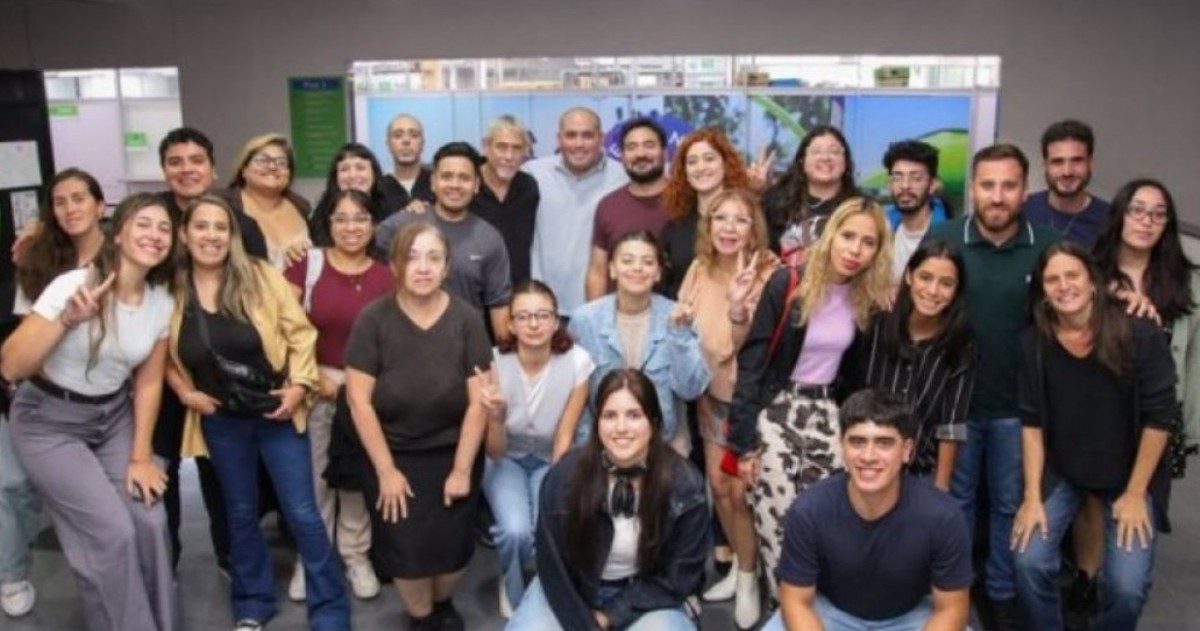 El intendente recibió a representantes estudiantiles que ganaron las elecciones en centros de estudiantes y destacó el rol de la educación pública y la investigación.