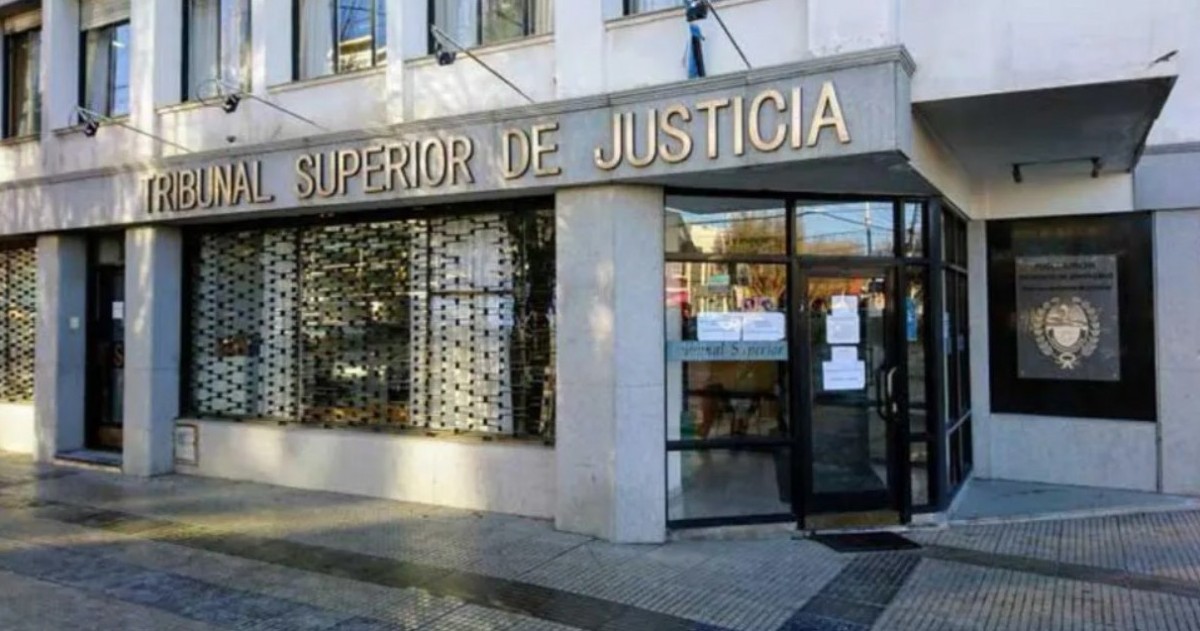 El Tribunal Superior de Justicia aprobó aumentos progresivos durante 2026 que llevarán los haberes judiciales a cifras récord y desataron críticas del Gobierno provincial y de los gremios estatales.