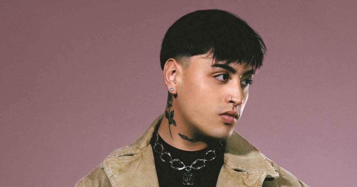 El músico contó en redes sociales que atravesó una intervención quirúrgica y compartió imágenes del postoperatorio con humor, agradecimientos y un mensaje positivo para sus seguidores.